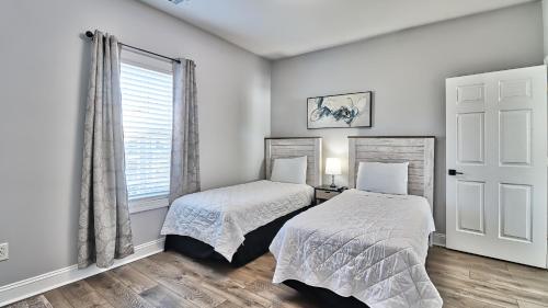 Pet-Friendly Luxury 3BR with Pool Sleeps 8 Near Beach photo 11