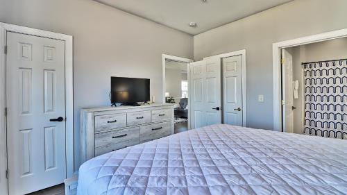 Pet-Friendly Luxury 3BR with Pool Sleeps 8 Near Beach photo 24