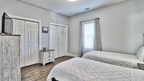 Pet-Friendly Luxury 3BR with Pool Sleeps 8 Near Beach photo 27