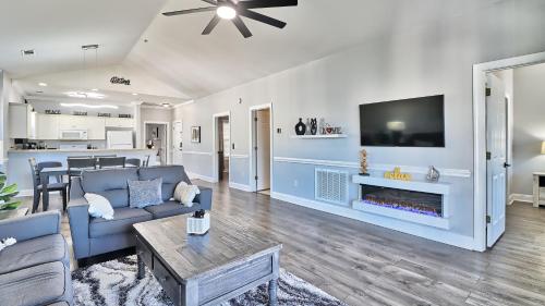 Pet-Friendly Luxury 3BR with Pool Sleeps 8 Near Beach photo 36