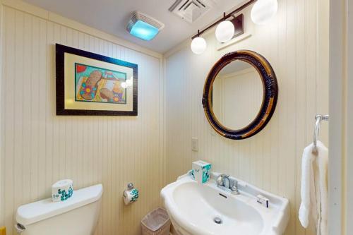 Schooner Court 705 photo 9