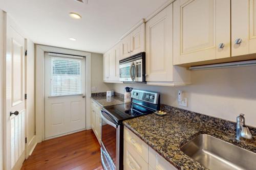 Schooner Court 705 photo 10