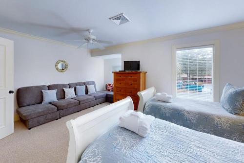 Schooner Court 705 photo 19
