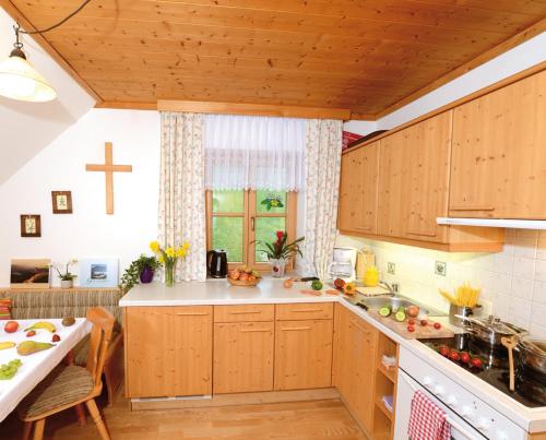 Una cocina o zona de cocina en Hüttstädterhof Familie Pötsch