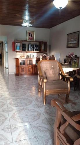 a living room with a chair and a table at La casa de Juana in Las Tablas