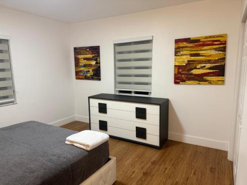 a bedroom with a bed and paintings on the wall at Casa relax in North Miami Beach