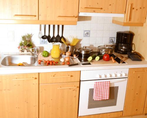 Una cocina o zona de cocina en Hüttstädterhof Familie Pötsch