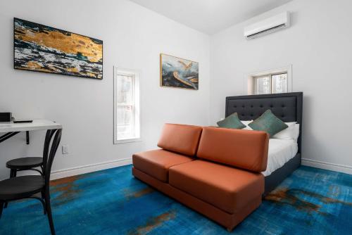 ein Wohnzimmer mit Sofa und Schreibtisch in der Unterkunft Plush Hotel Downtown Toronto in Toronto