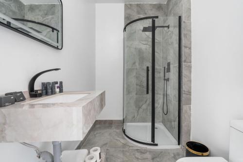 ein Badezimmer mit Dusche und Waschbecken in der Unterkunft Plush Hotel Downtown Toronto in Toronto