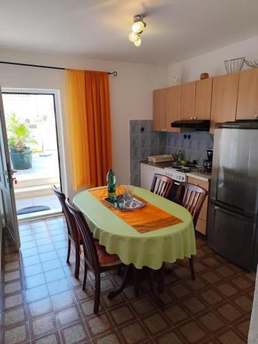 Apartments with parking space Bol, Brac - 27896