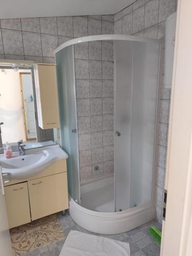 Apartments with parking space Bol, Brac - 27896