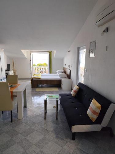 Apartments with parking space Bol, Brac - 27896