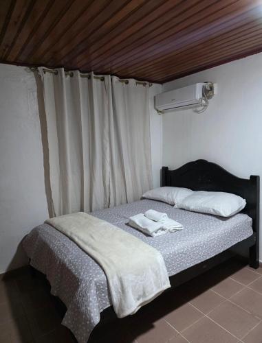 a bed with two towels on it in a room at La casa de Juana in Las Tablas