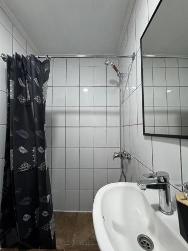 a bathroom with a sink and a mirror at Arriendo habitaciones Talca in Talca