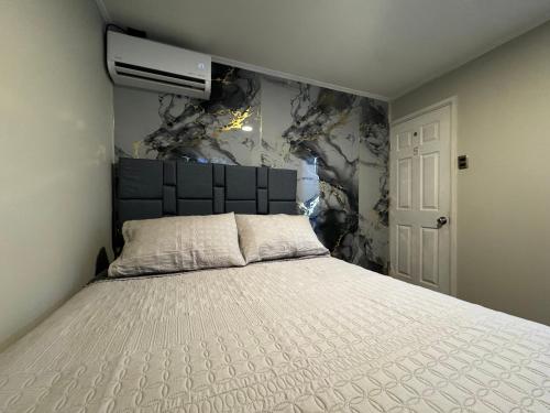 a bedroom with a large bed with a white mattress at Arriendo habitaciones Talca in Talca