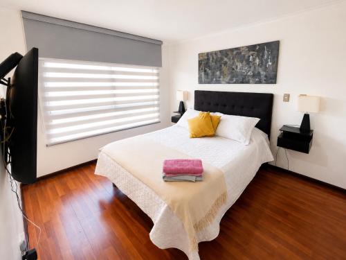 a bedroom with a large bed and a window at Bello depto full equipado in Los Ángeles