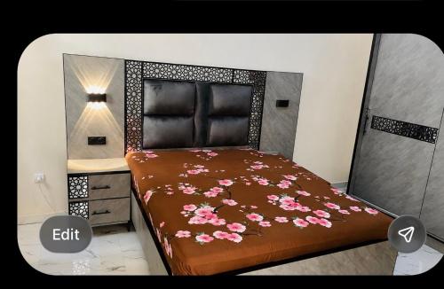 a bedroom with a bed with pink flowers on it at 2chambres salon villa Thierno sene in Niakoul Rap