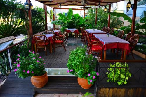 カラソスにあるKalathos Sun Hotelの屋外パティオ(テーブル、椅子、植物付)
