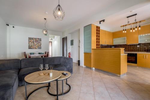 Evi's 2 BDR Apartment With Parking