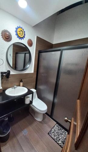 a bathroom with a shower and a toilet and a sink at Master suite en Teotihuacan in San Sebastian Xolalpa