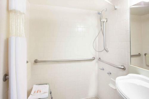 Un baño de Howard Johnson by Wyndham Yuma