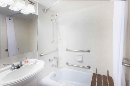 Un baño de Howard Johnson by Wyndham Yuma