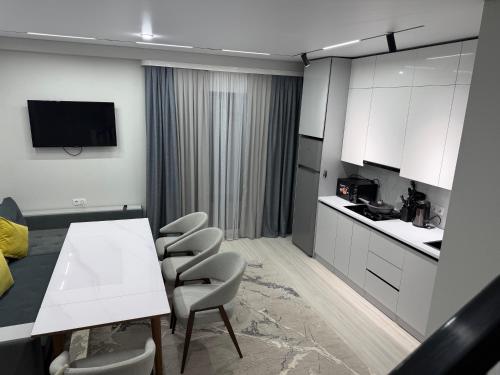a kitchen with a table and chairs in a room at Townhouse Atlantis Resort in Chetkoysu