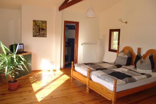 una camera da letto con un letto e una pianta in vaso di Finca Almendra a Cala Mesquida