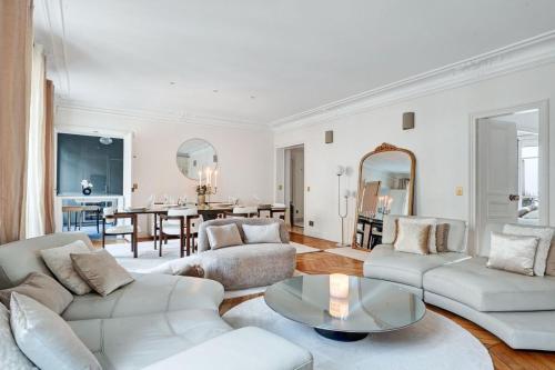 Luxury Three-Bedroom Apartment near Parc Monceau Paris 8th