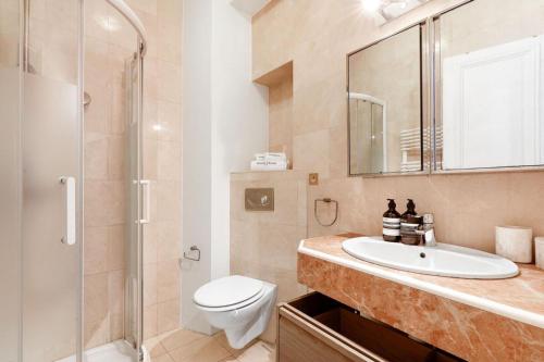 Luxury Three-Bedroom Apartment near Parc Monceau Paris 8th