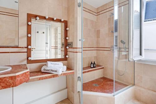 Luxury Three-Bedroom Apartment near Parc Monceau Paris 8th