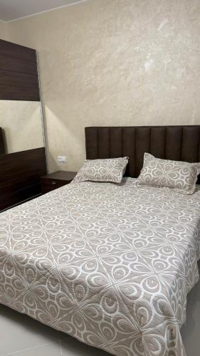 a bedroom with a large bed with two pillows at إقامة الرمال الذهبية in Les Hamiane