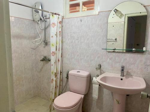 a bathroom with a toilet and a sink at Mountain Breeze Uplands in Kandy