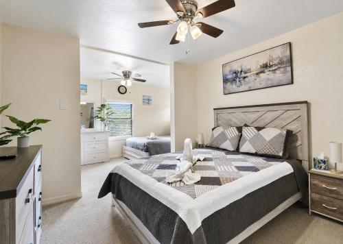 a bedroom with a bed and a ceiling fan at Cozy Lakefront Home in Lake Wales