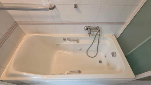 a bath tub with a shower in a bathroom at Appartamento Casa Viola in Monclassico