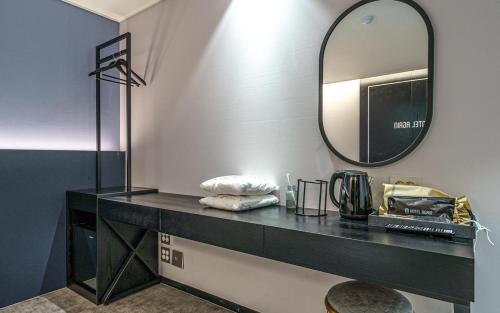 a bathroom with a black counter and a mirror at 호텔 어게인 in Cheongju