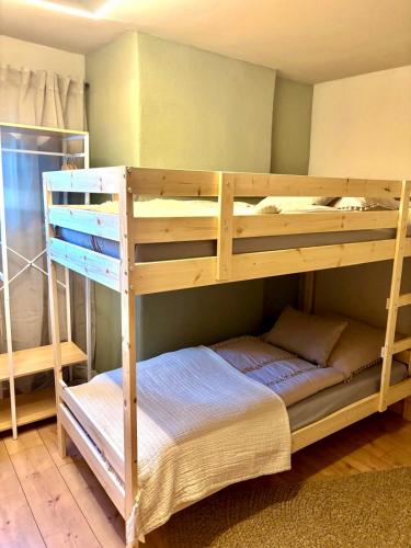 a couple of bunk beds in a room at Gude Zeit Ferienhaus in Mörsdorf