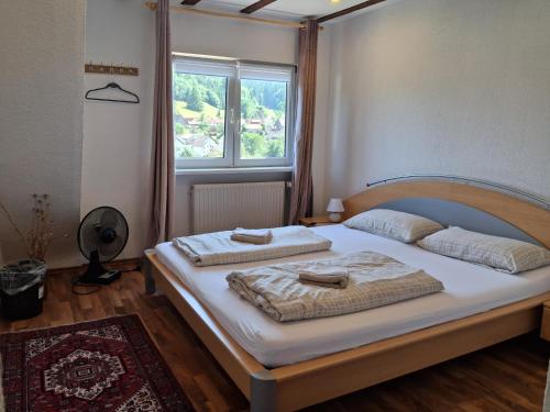 a bedroom with a bed with two towels on it at Talblick & Ruhe in Hirschhorn Langenthal in Hirschhorn
