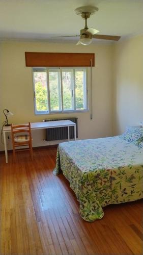 a bedroom with a bed and a window at Casa Rural Barxa in Monforte de Lemos