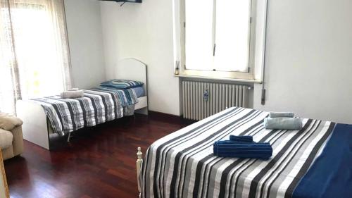a room with two beds in a room at Appartamento ROMANA in Lugo