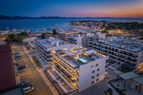 Olive Luxe Penthouse with Jacuzzi and Sea View