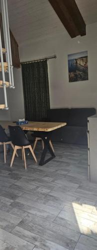 a ping pong table and two chairs in a room at Maison de ville in Roquemaure