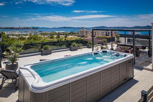 Olive Luxe Penthouse with Jacuzzi and Sea View