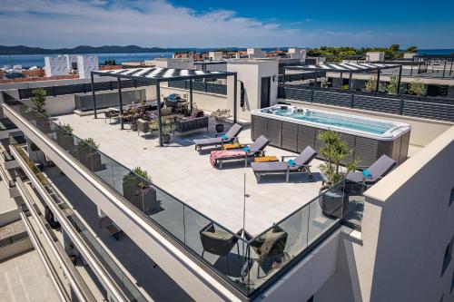 Olive Luxe Penthouse with Jacuzzi and Sea View