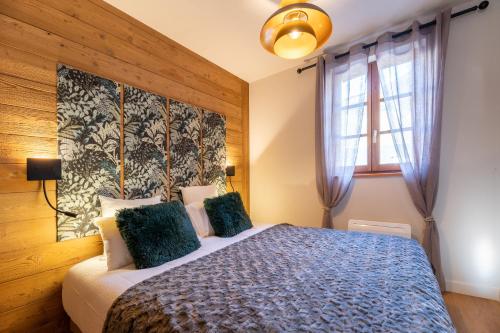 a bedroom with a large bed with a wooden headboard at L'Igloo - Balcon- Vue- Chic pres St-Lary in Vignec
