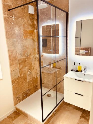 a bathroom with a shower and a sink at Cottage cosy avec terrasse 5pers proche Etretat in Bolbec