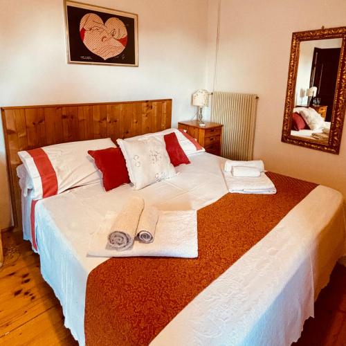 a bedroom with two beds with towels and a mirror at BaBi in Cison di Valmarino