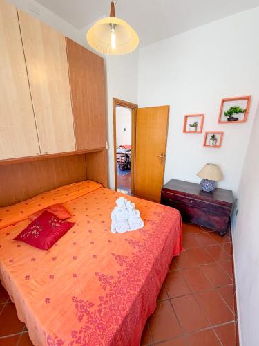 ein Schlafzimmer mit einem Bett mit roter Tagesdecke in der Unterkunft L'Oleandro Bianco in Ponza