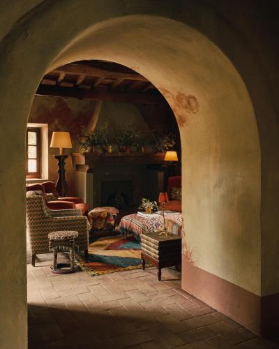 a living room with an archway with a fireplace at Le Lappe in Cavriglia