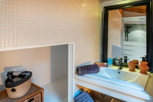 a bathroom with a sink and a mirror at le duplex de l'Hôtel de ville in Lourdes